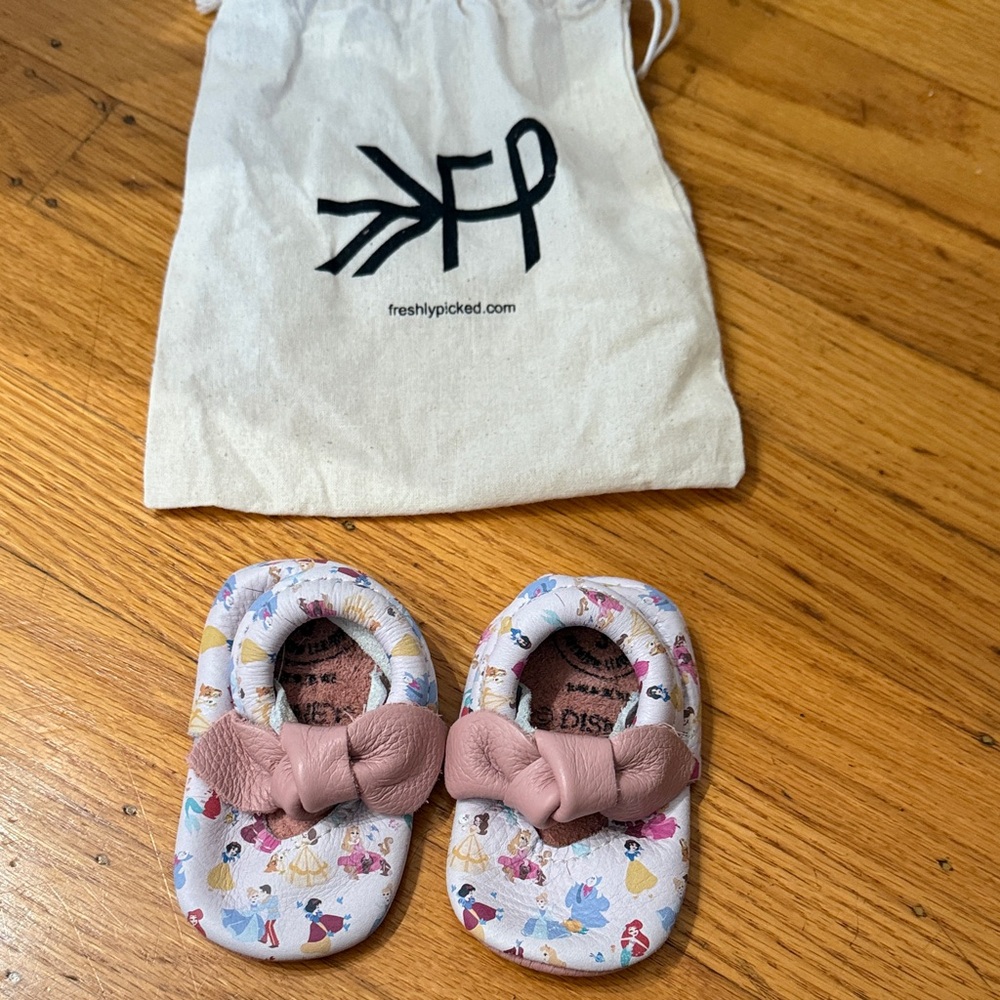 New Freshly Picked Disney Princess Moccasins with Pink Bow Size 3!